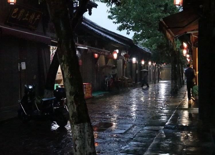 巴黎时装周:国内明星齐露怯,周杰伦似暴发户,朱一龙造型拉胯